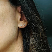 Kép betöltése a galériamegjelenítőbe: Gyöngy pötty fülbevalók