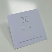 Kép betöltése a galériamegjelenítőbe: Gyöngy pötty fülbevalók