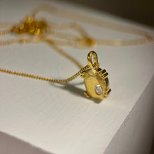 Kép betöltése a galériamegjelenítőbe: Twin Flame Golden Oval nyaklánc gyémánttal