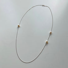 Kép betöltése a galériamegjelenítőbe: Lucid Rebel nyaklánc 3 gyönggyel