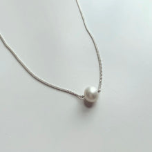 Kép betöltése a galériamegjelenítőbe: Lucid Rebel nyaklánc gyönggyel