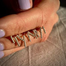 Kép betöltése a galériamegjelenítőbe: Ode mini fülbevaló