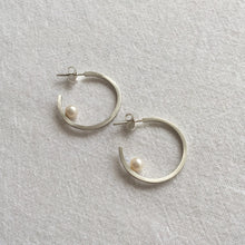 Kép betöltése a galériamegjelenítőbe: Lucid Rebel midi karika fülbevaló gyönggyel