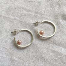 Kép betöltése a galériamegjelenítőbe: Lucid Rebel midi karika fülbevaló gyönggyel