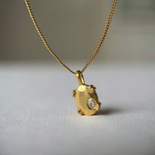 Kép betöltése a galériamegjelenítőbe: Twin Flame Golden Oval nyaklánc gyémánttal
