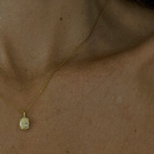 Kép betöltése a galériamegjelenítőbe: Twin Flame Golden Oval nyaklánc gyémánttal
