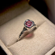 Kép betöltése a galériamegjelenítőbe: Pond Ruby gyűrű
