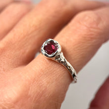 Kép betöltése a galériamegjelenítőbe: Pond Ruby gyűrű
