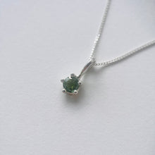 Kép betöltése a galériamegjelenítőbe: Kincsem Silver nyaklánc
