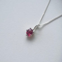 Kép betöltése a galériamegjelenítőbe: Kincsem Silver nyaklánc
