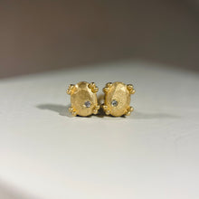 Kép betöltése a galériamegjelenítőbe: Twin Flame Gold fülbevaló mini gyémántokkal
