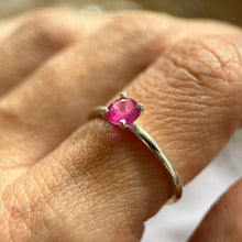Kép betöltése a galériamegjelenítőbe: Pink Ruby gyűrű
